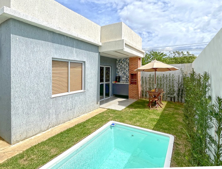 Casa com piscina e churrasqueira em Nova Iguaçu tem sinal de R$ 30 mil